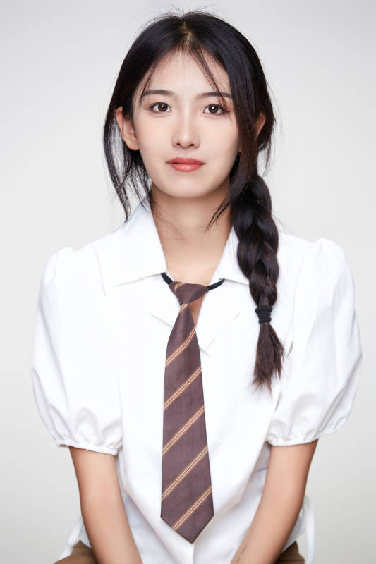 身穿高中制服的美丽少女图片