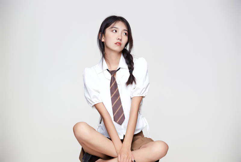 身穿高中制服的美丽少女图片