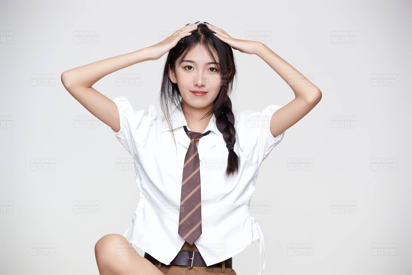 身穿高中制服的美丽少女图片