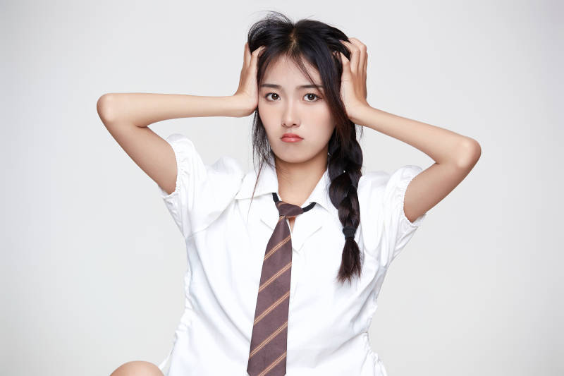 身穿高中制服的美丽少女图片