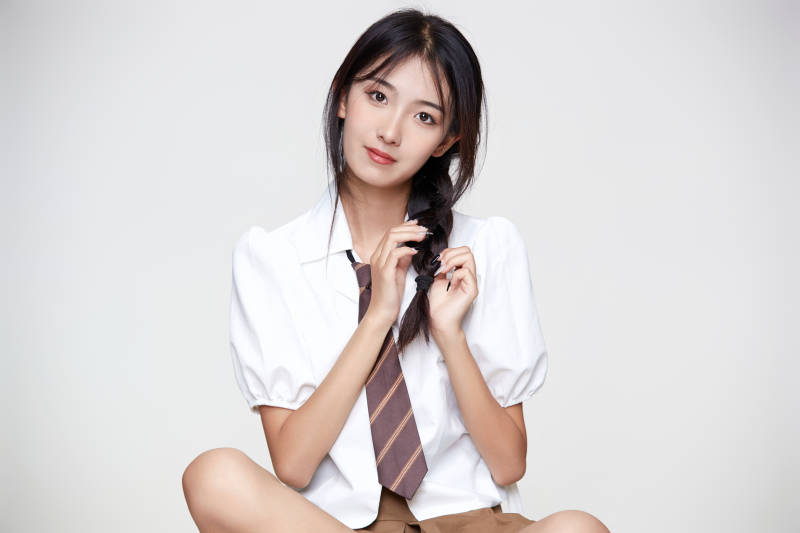 身穿高中制服的美丽少女图片