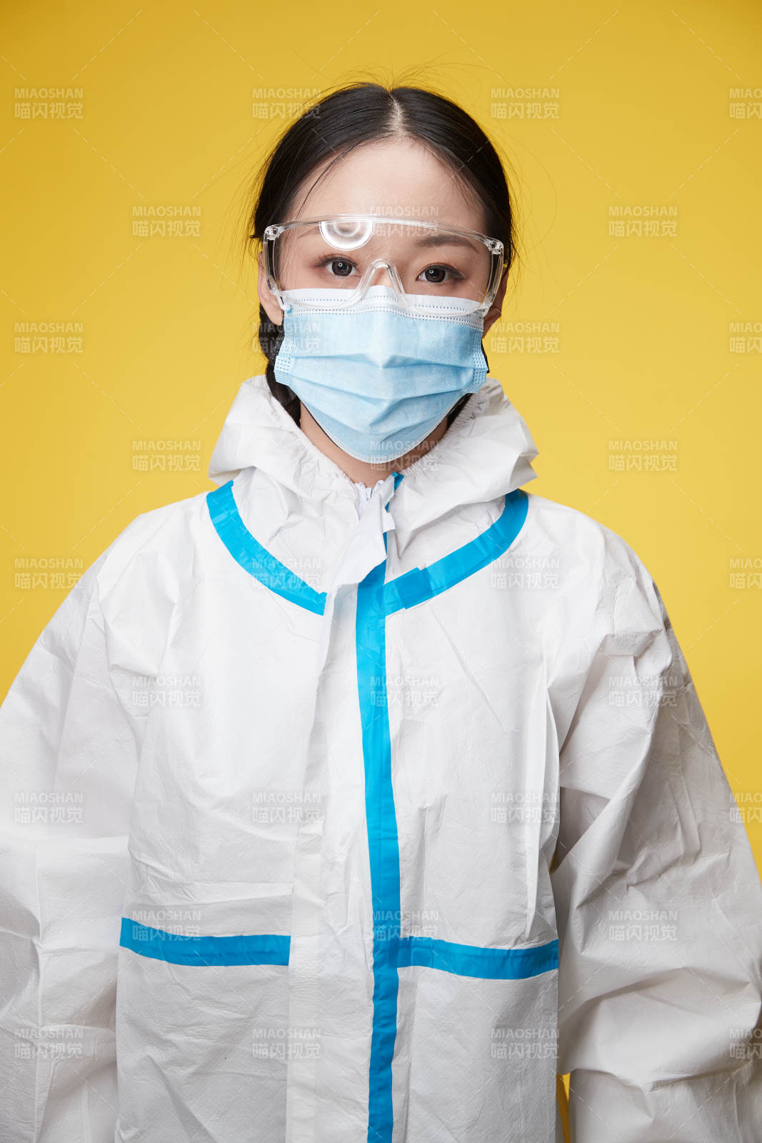 穿白色防护服佩戴护目镜口罩的防疫人员图片