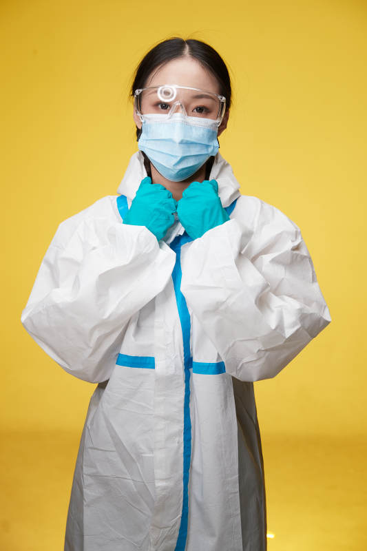 穿白色防护服佩戴护目镜口罩的防疫人员图片