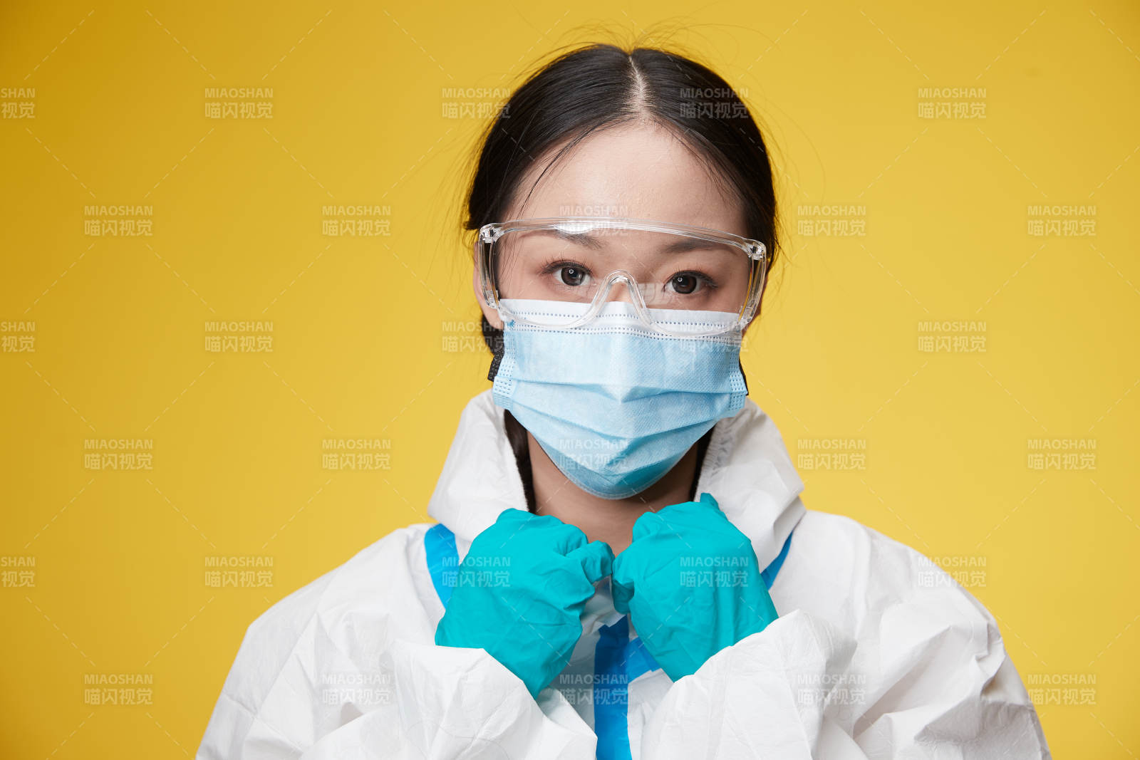 穿白色防护服佩戴护目镜口罩的防疫人员图片