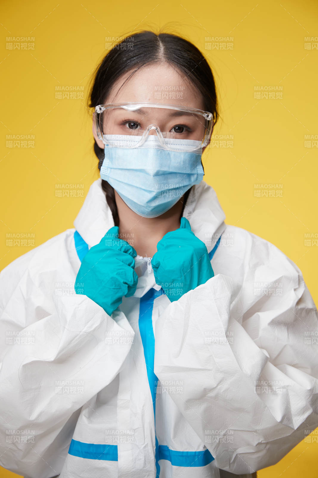 穿白色防护服佩戴护目镜口罩的防疫人员图片