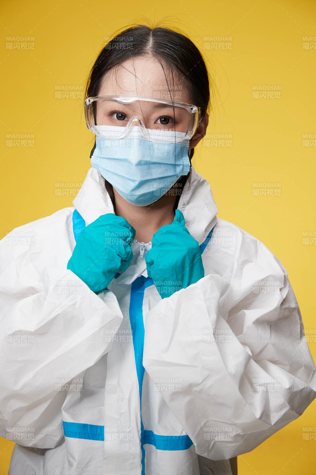 穿白色防护服佩戴护目镜口罩的防疫人员图片