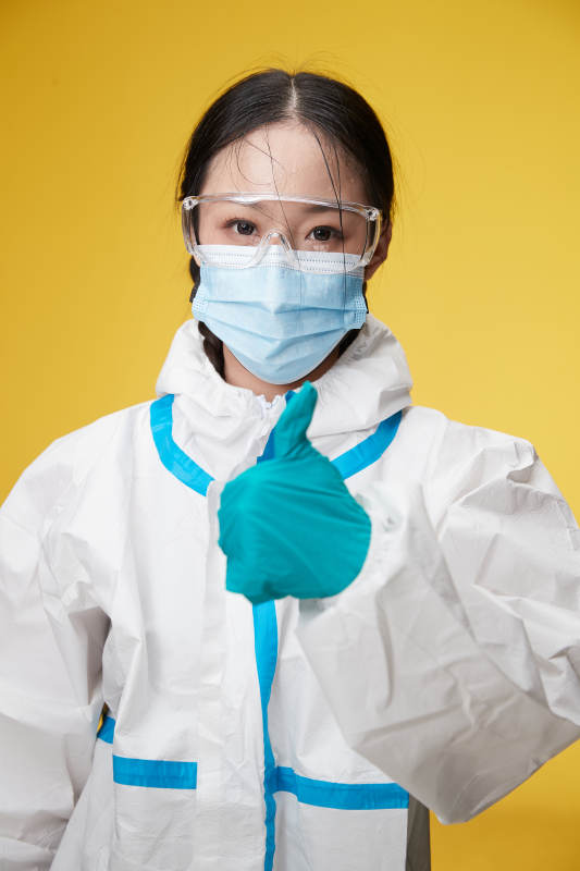 穿白色防护服佩戴护目镜口罩的防疫人员图片