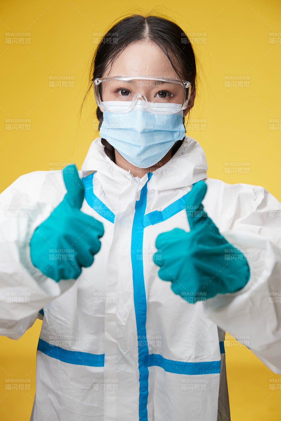 穿白色防护服佩戴护目镜口罩的防疫人员图片