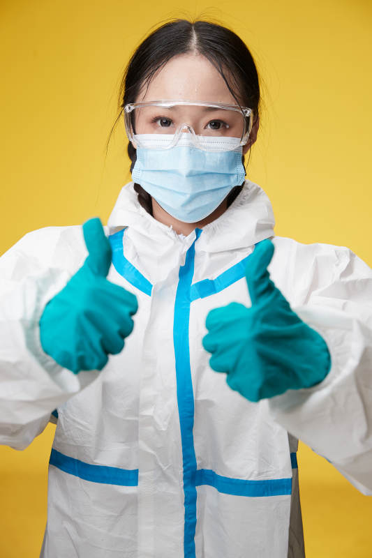 穿白色防护服佩戴护目镜口罩的防疫人员图片