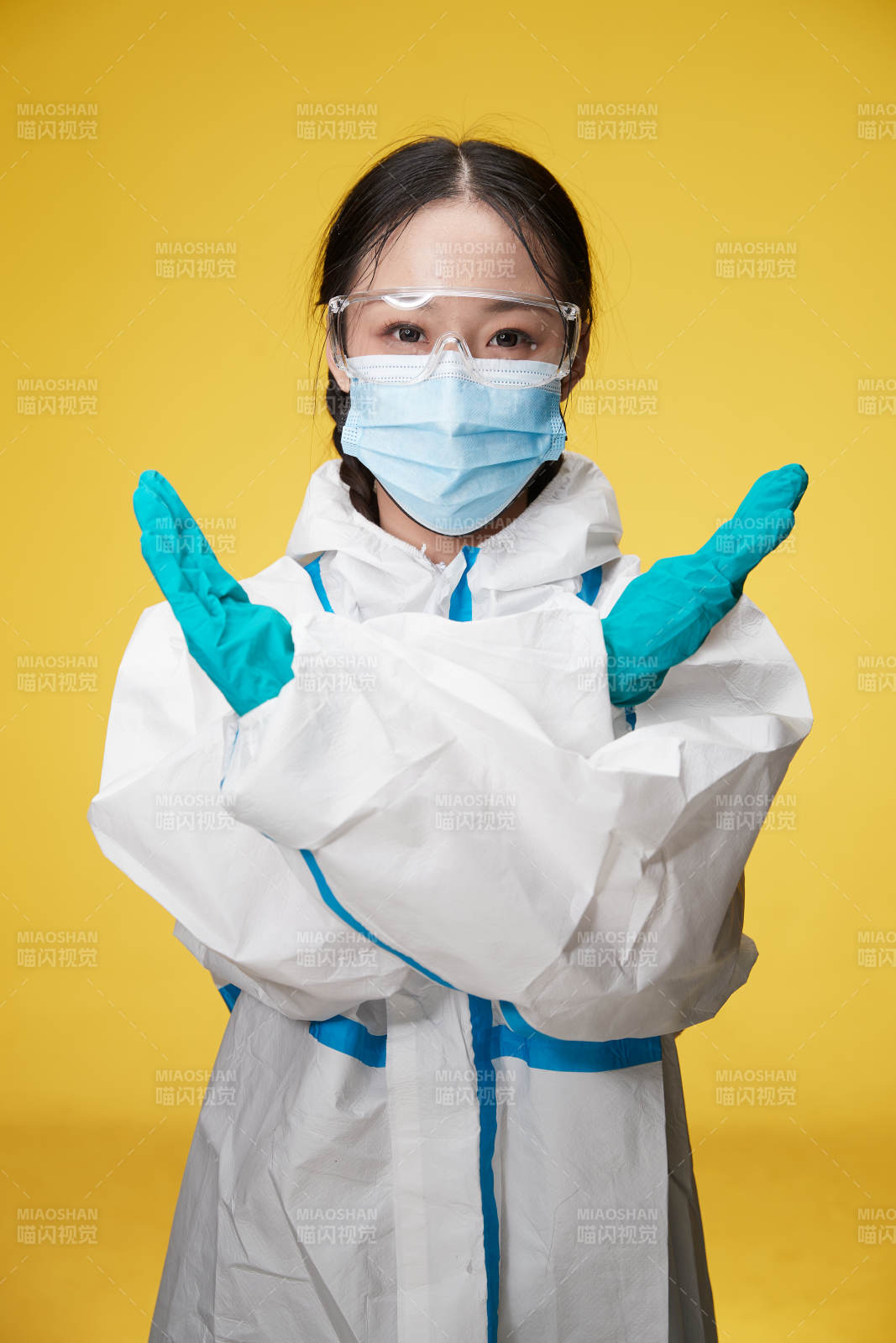 穿白色防护服佩戴护目镜口罩的防疫人员图片