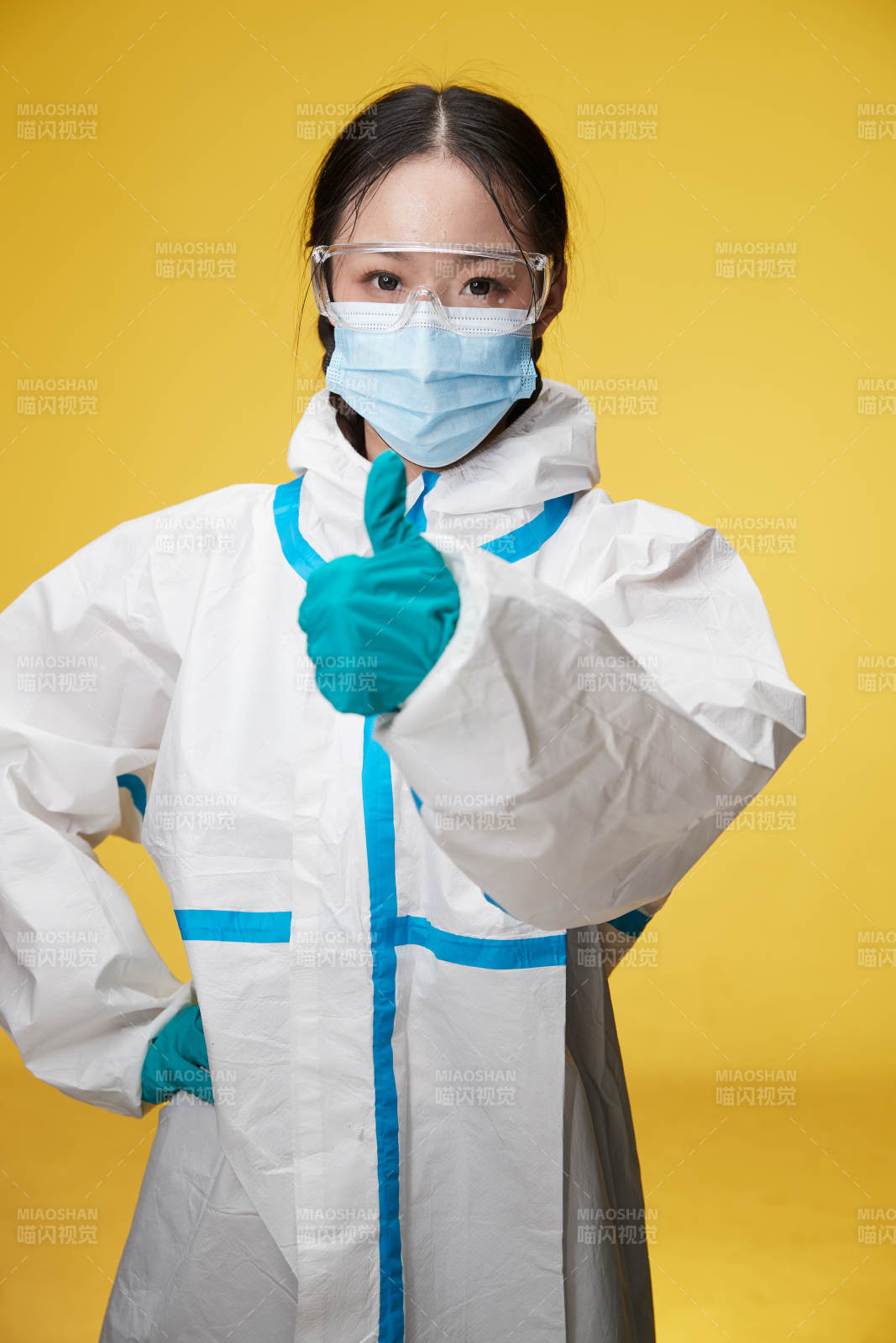 穿白色防护服佩戴护目镜口罩的防疫人员图片