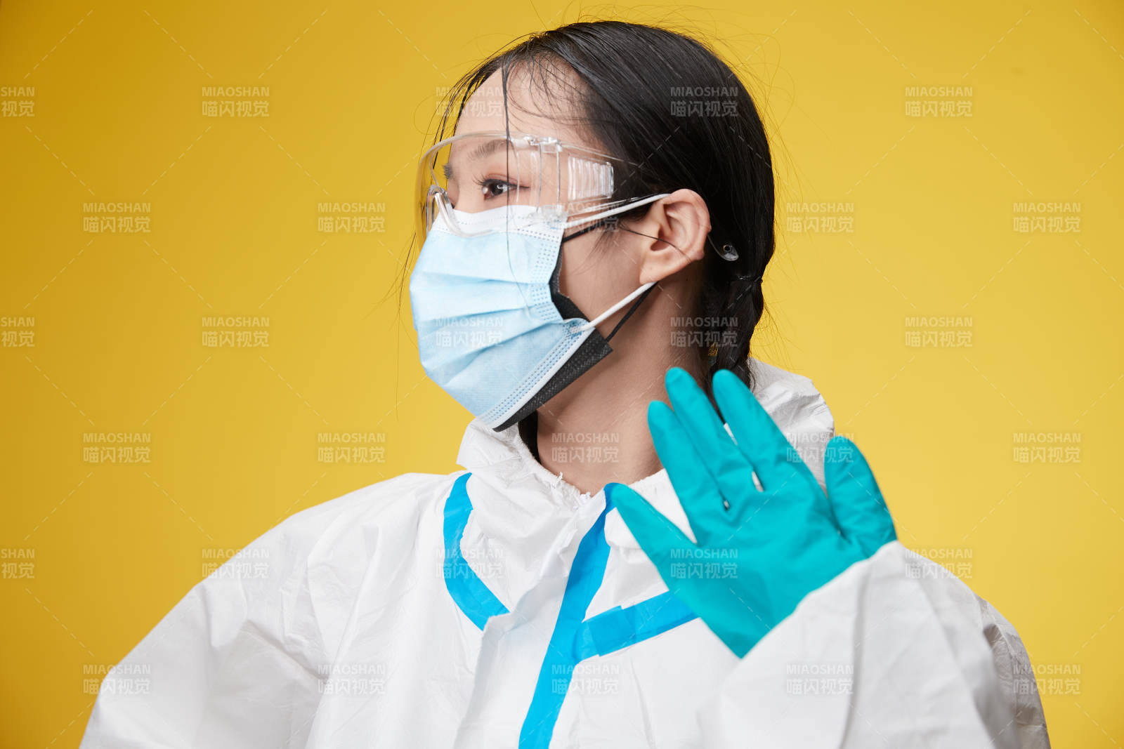 穿白色防护服佩戴护目镜口罩的防疫人员图片