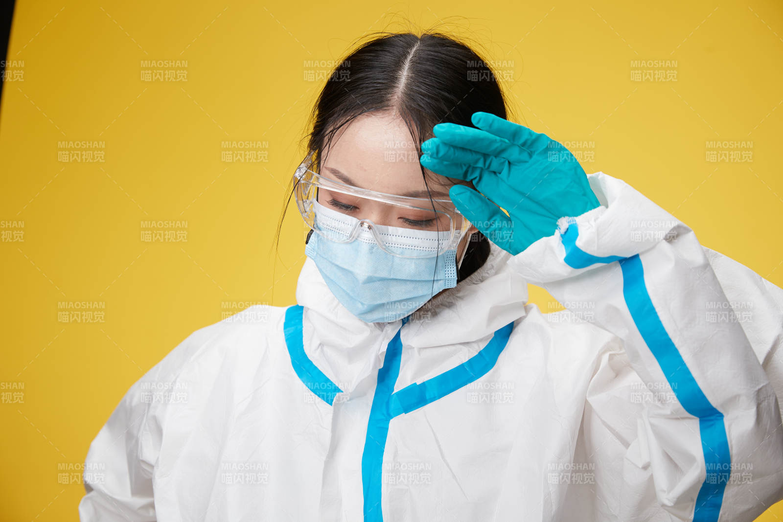 穿白色防护服佩戴护目镜口罩的防疫人员图片