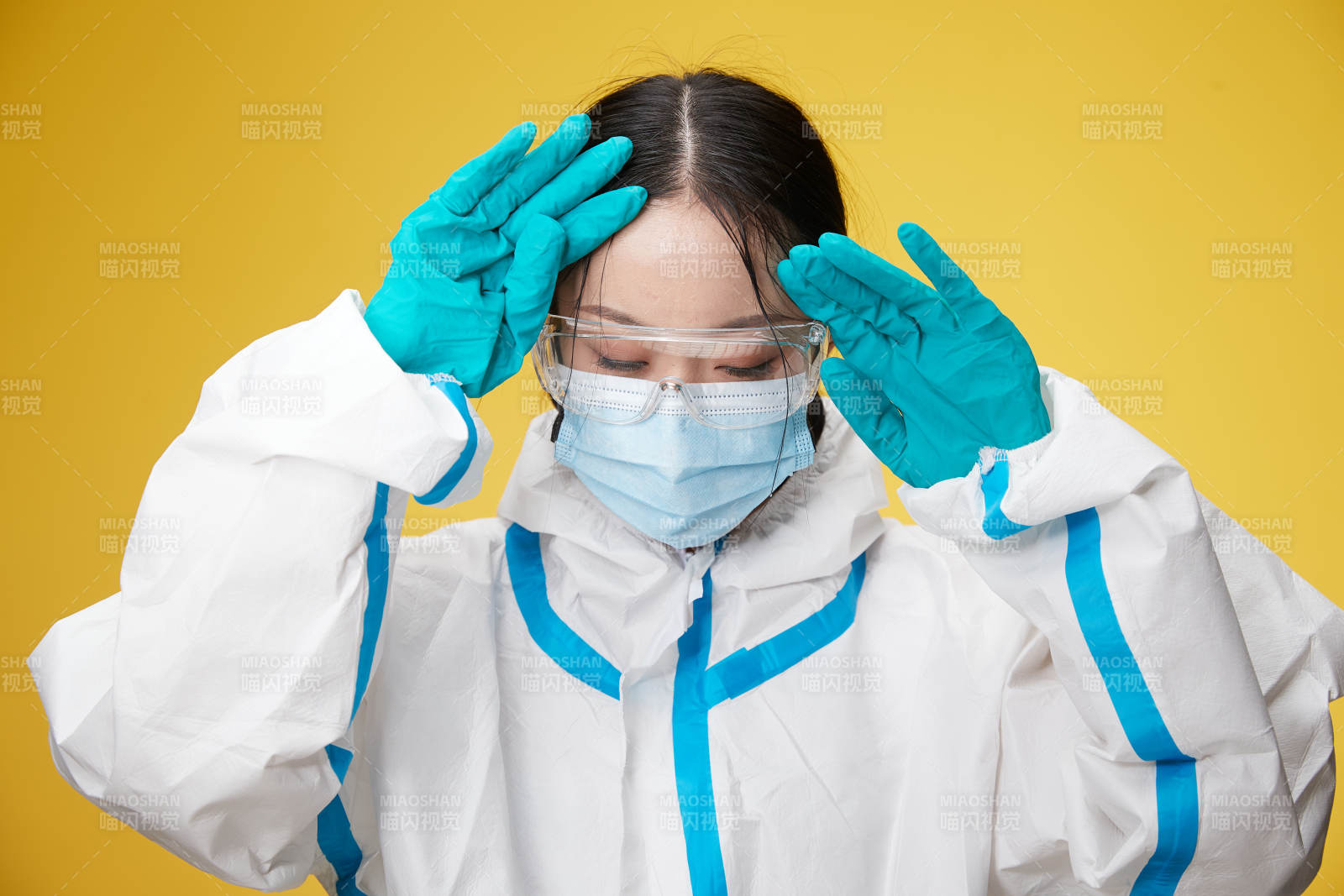 穿白色防护服佩戴护目镜口罩的防疫人员图片