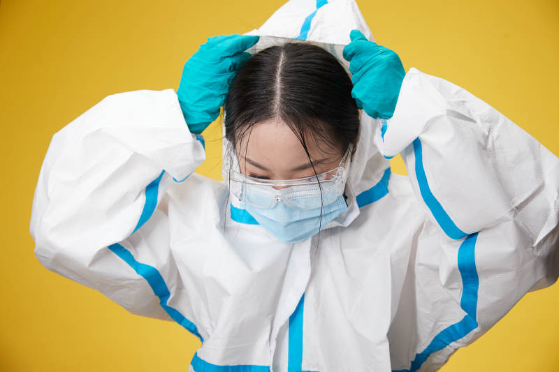 穿白色防护服佩戴护目镜口罩的防疫人员图片