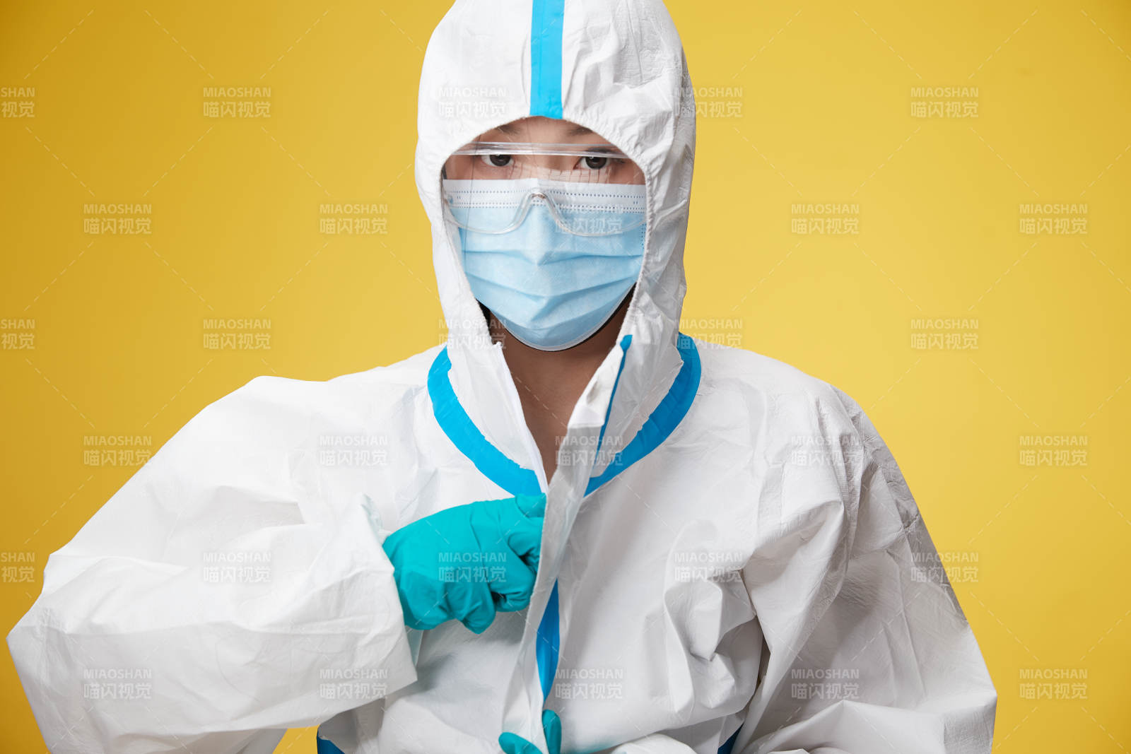 穿白色防护服佩戴护目镜口罩的防疫人员图片