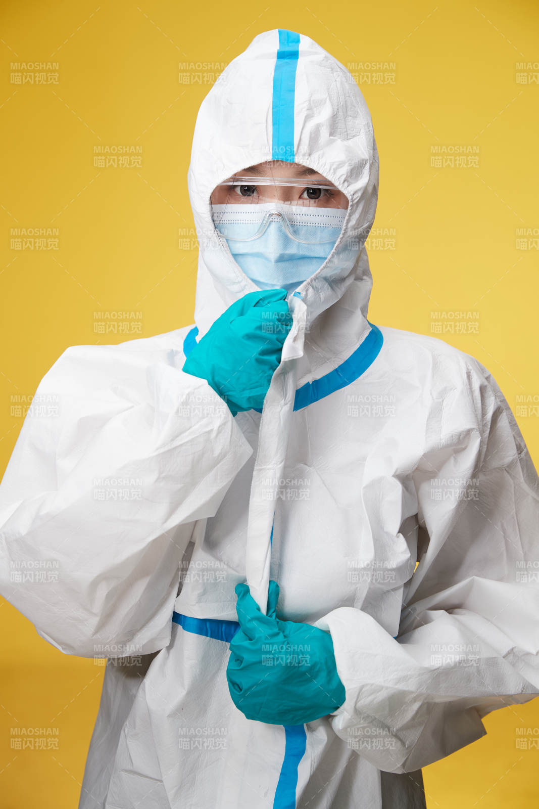 穿白色防护服佩戴护目镜口罩的防疫人员图片