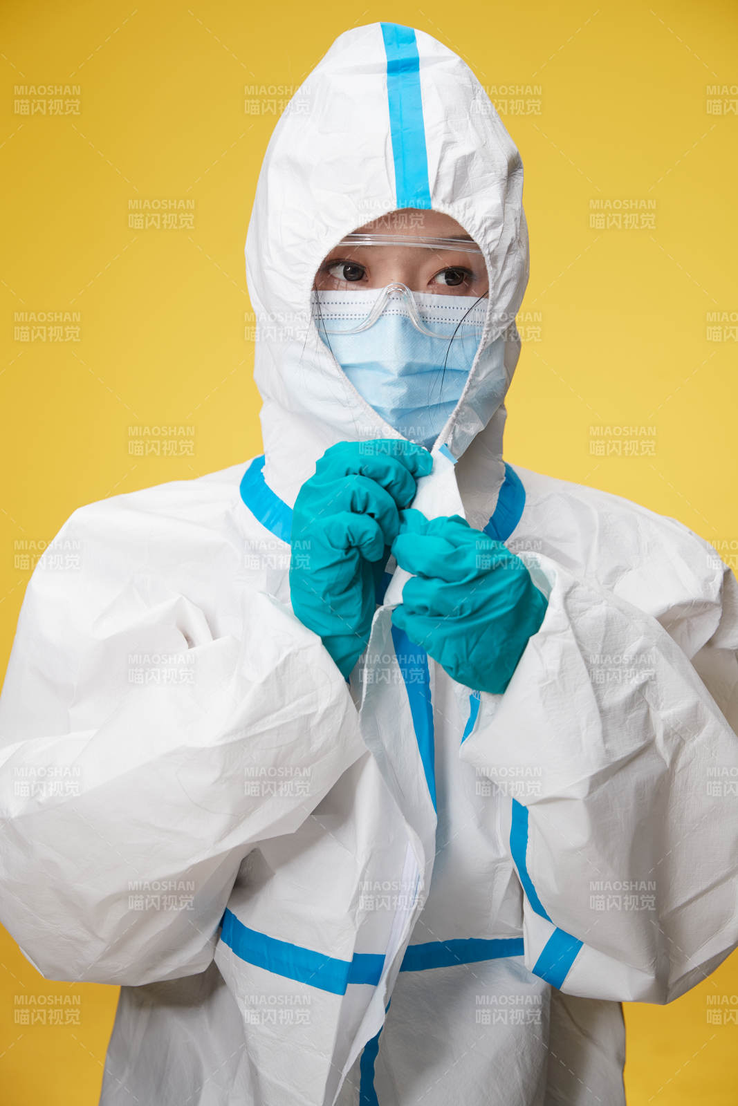 穿白色防护服佩戴护目镜口罩的防疫人员图片