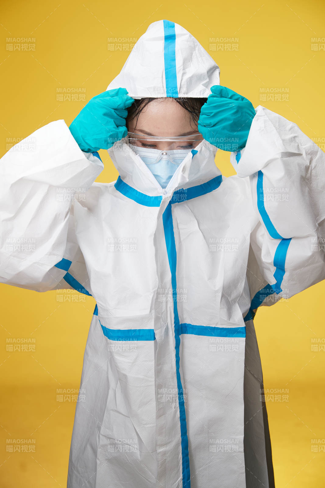 穿白色防护服佩戴护目镜口罩的防疫人员图片