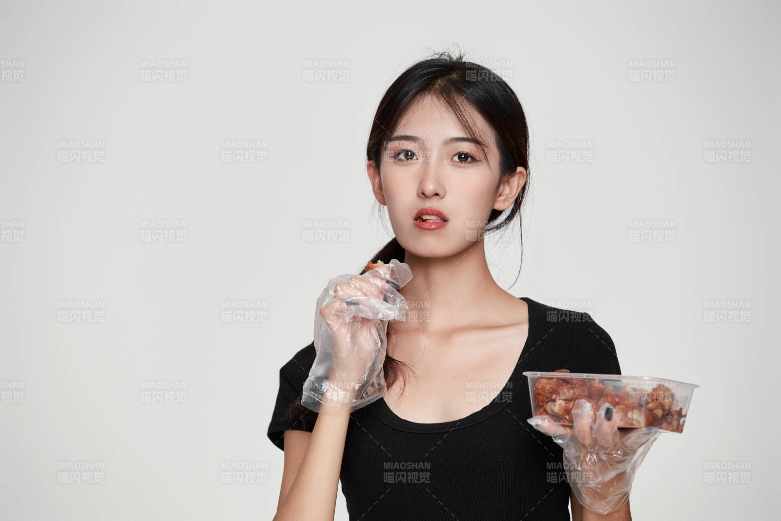 大吃特吃猪蹄块的亚洲可爱少女人像图片