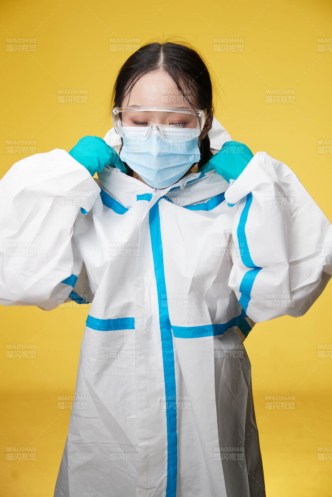 穿白色防护服佩戴护目镜口罩的防疫人员图片