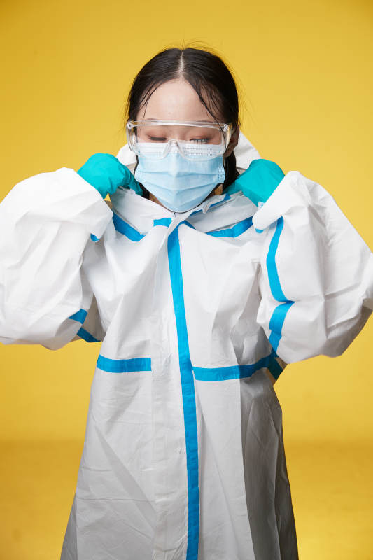 穿白色防护服佩戴护目镜口罩的防疫人员图片