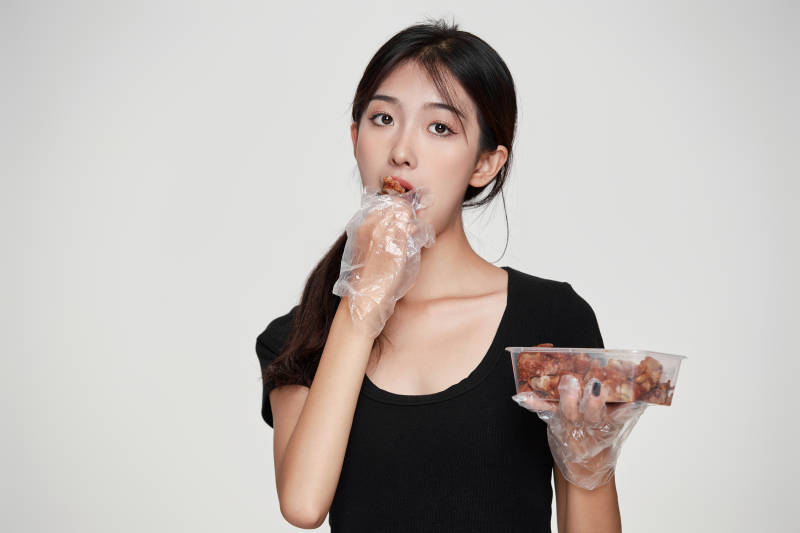 大吃特吃猪蹄块的亚洲可爱少女人像图片