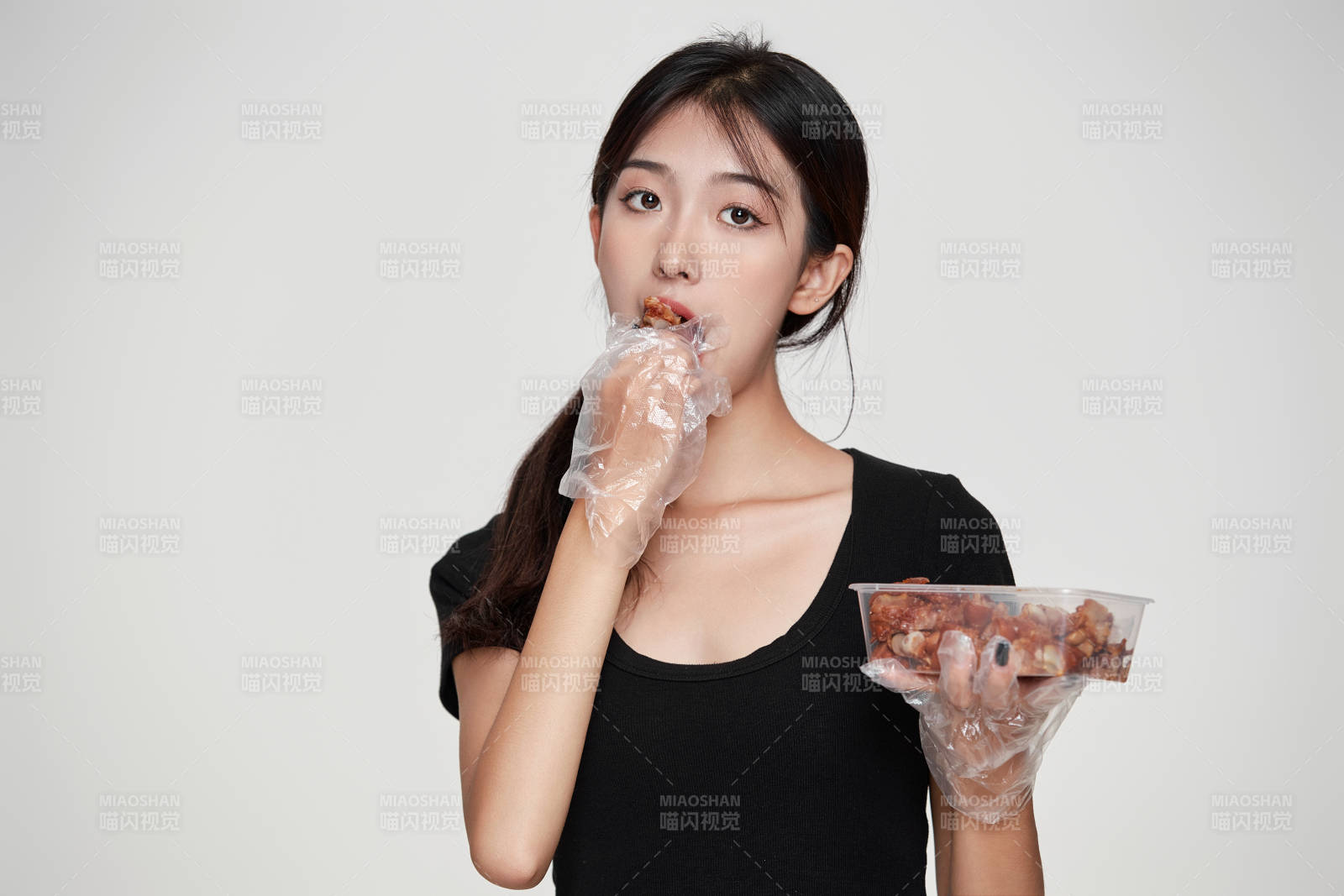 大吃特吃猪蹄块的亚洲可爱少女人像图片