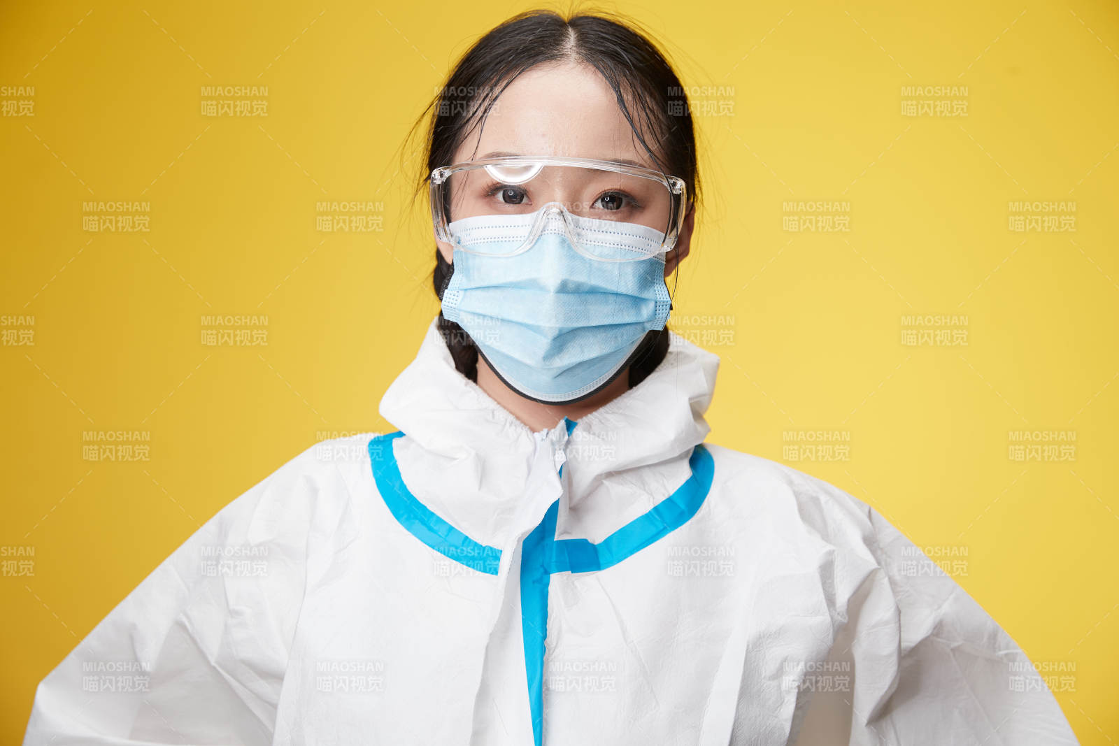 穿白色防护服佩戴护目镜口罩的防疫人员图片