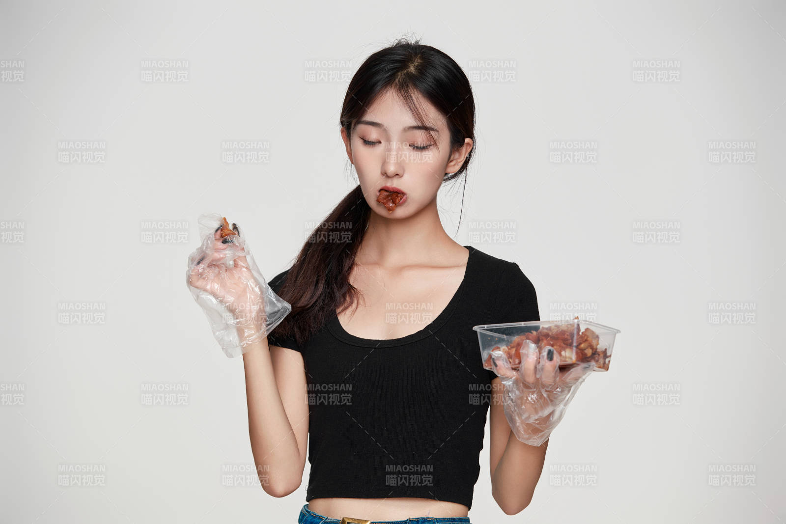 大吃特吃猪蹄块的亚洲可爱少女人像图片