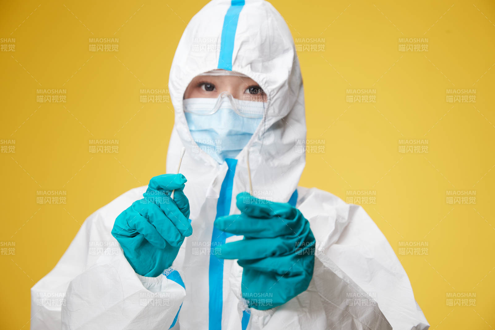 穿白色防护服佩戴护目镜口罩的防疫人员图片