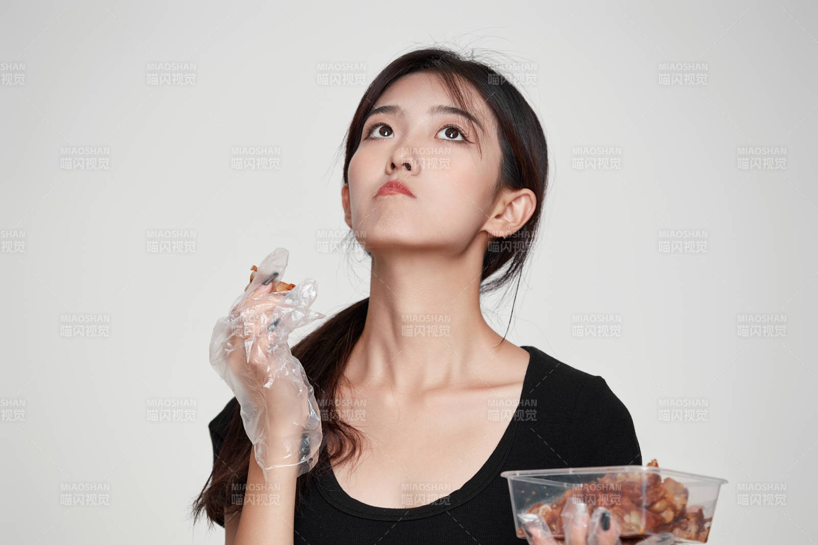 大吃特吃猪蹄块的亚洲可爱少女人像图片