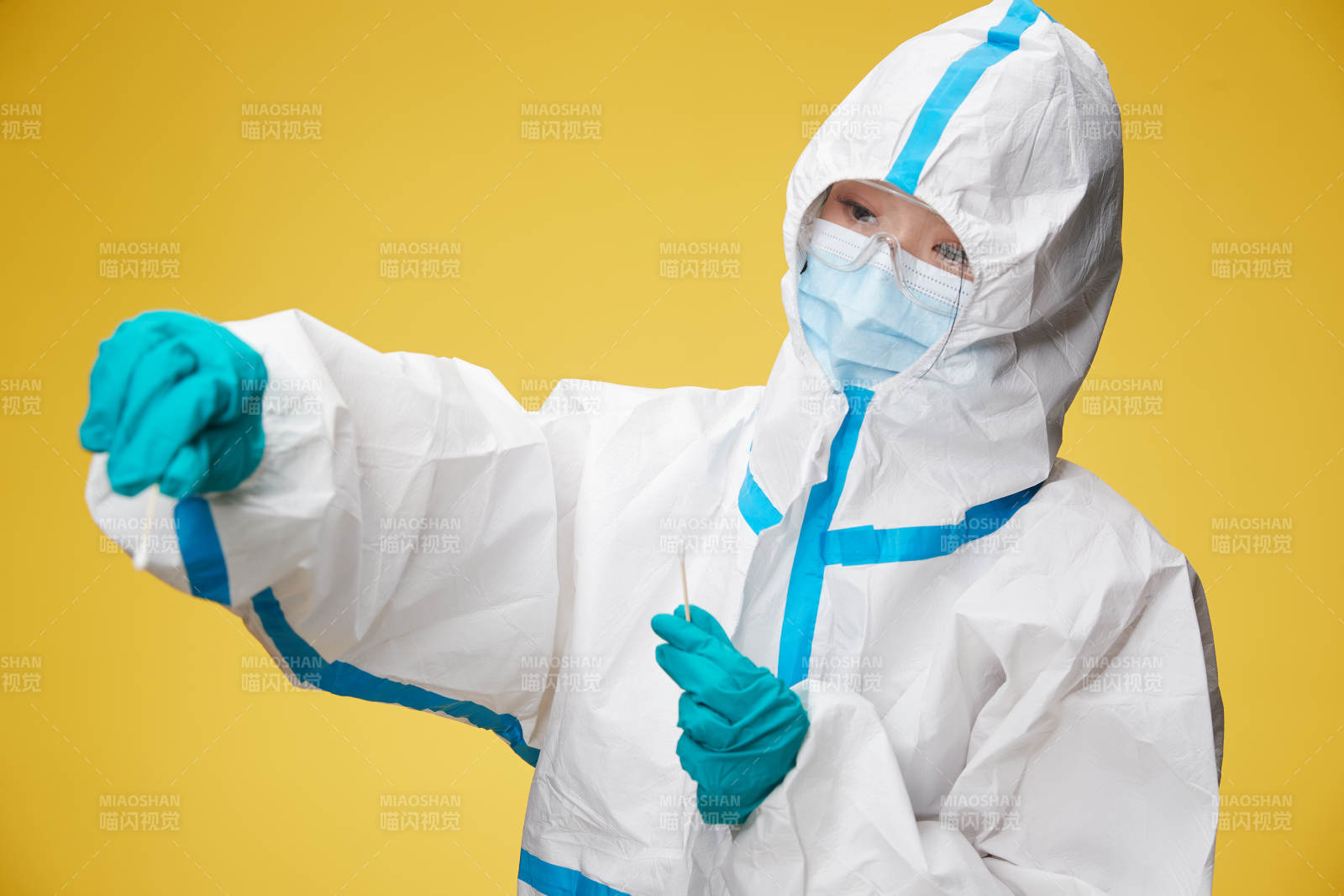 穿白色防护服佩戴护目镜口罩的防疫人员图片