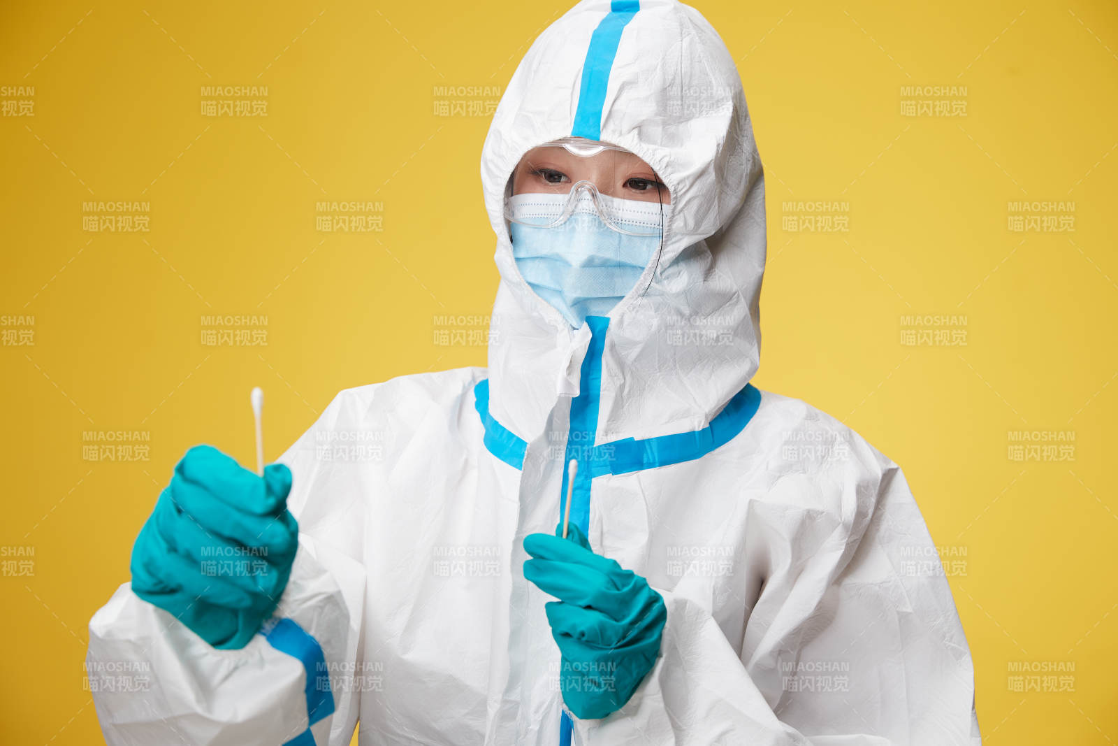 穿白色防护服佩戴护目镜口罩的防疫人员图片