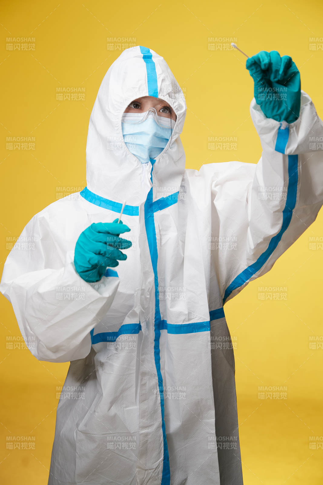 穿白色防护服佩戴护目镜口罩的防疫人员图片