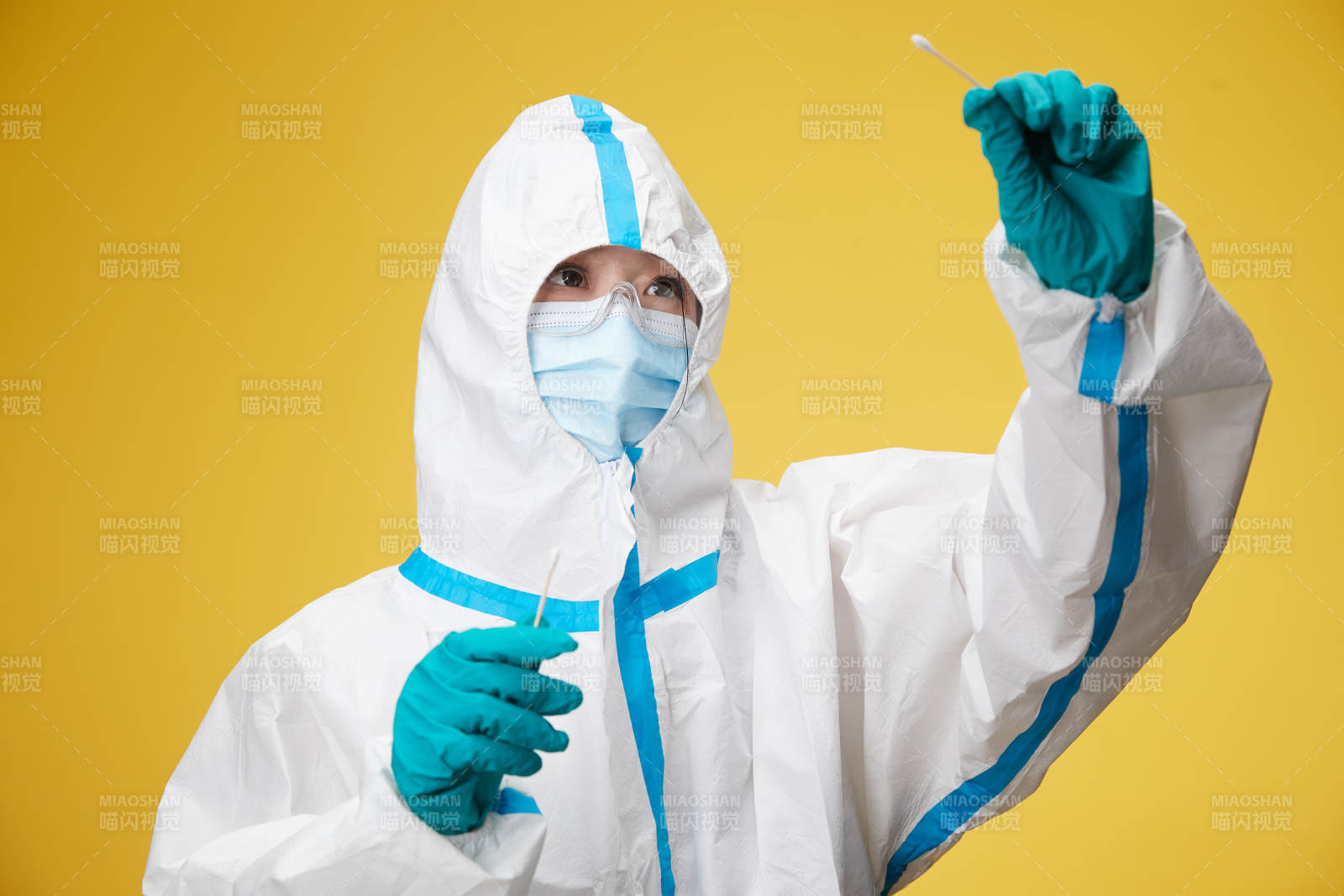 穿白色防护服佩戴护目镜口罩的防疫人员图片