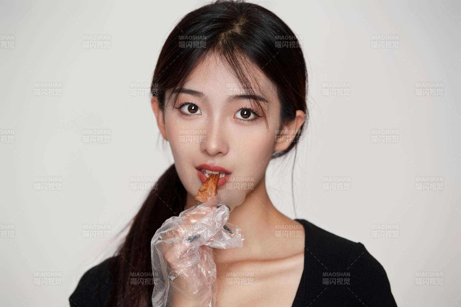 大吃特吃猪蹄块的亚洲可爱少女人像图片