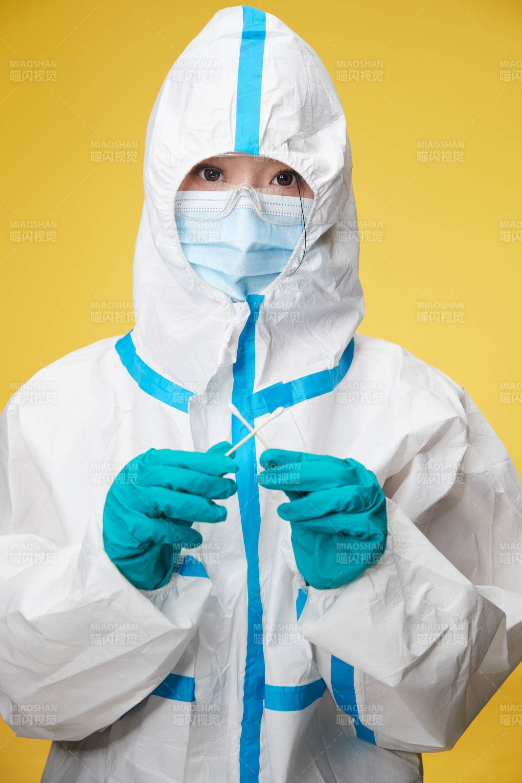 穿白色防护服佩戴护目镜口罩的防疫人员图片