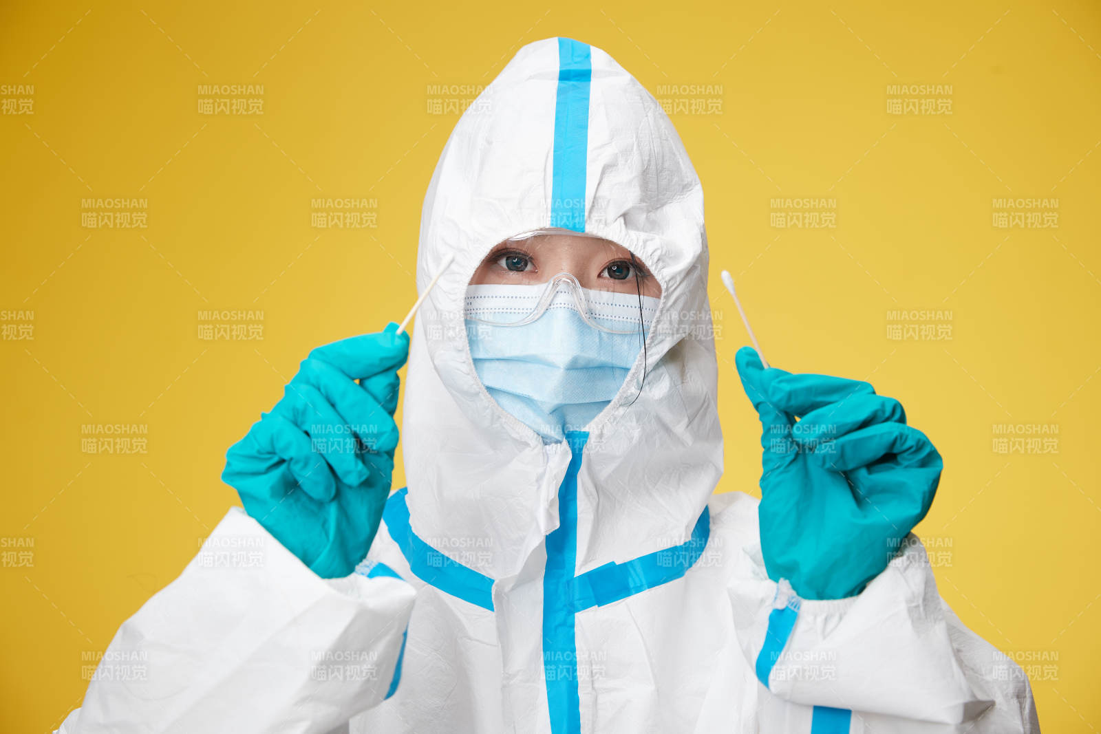 穿白色防护服佩戴护目镜口罩的防疫人员图片