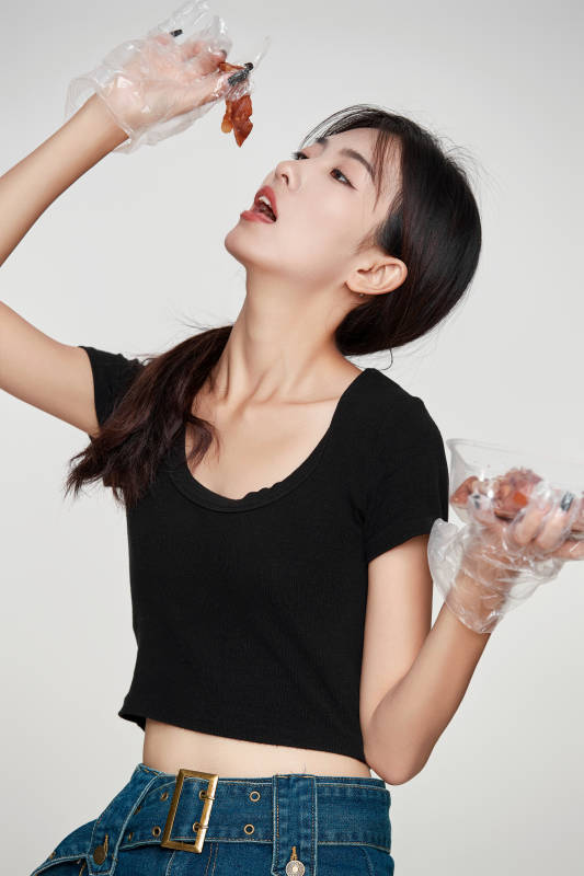 大吃特吃猪蹄块的亚洲可爱少女人像图片