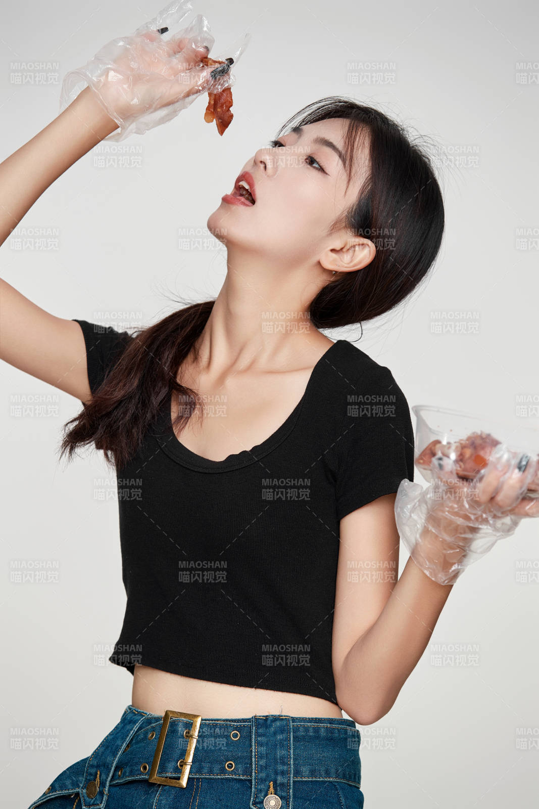 大吃特吃猪蹄块的亚洲可爱少女人像图片