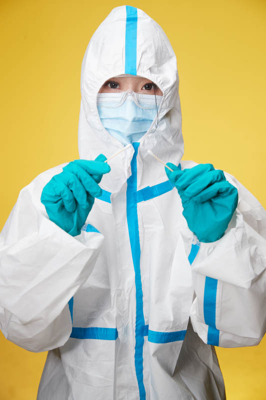 穿白色防护服佩戴护目镜口罩的防疫人员图片