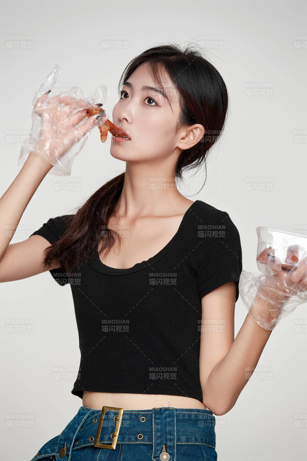 大吃特吃猪蹄块的亚洲可爱少女人像图片