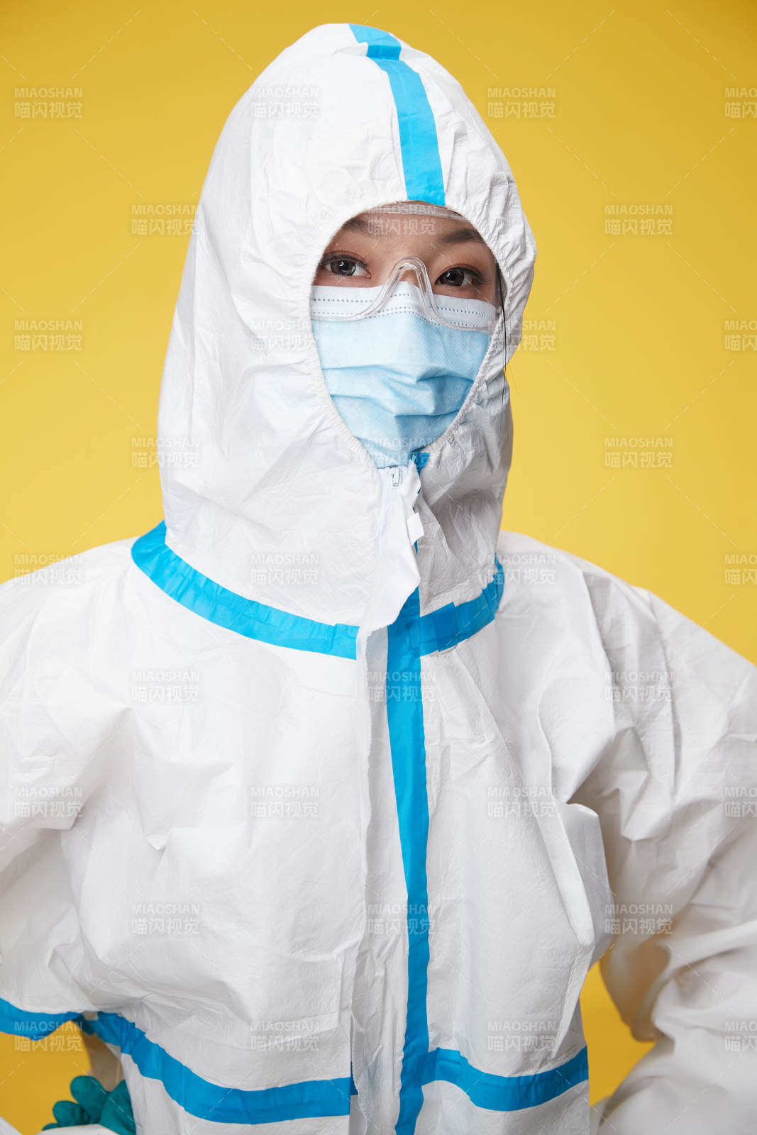 穿白色防护服佩戴护目镜口罩的防疫人员图片