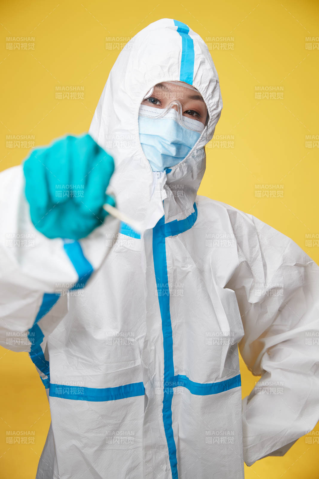 穿白色防护服佩戴护目镜口罩的防疫人员图片