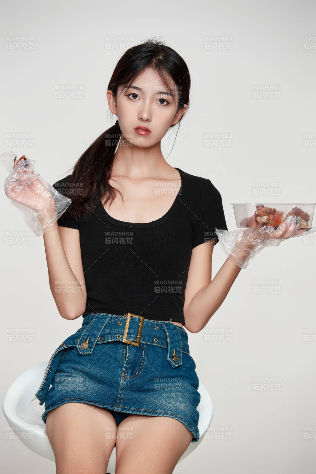 大吃特吃猪蹄块的亚洲可爱少女人像图片