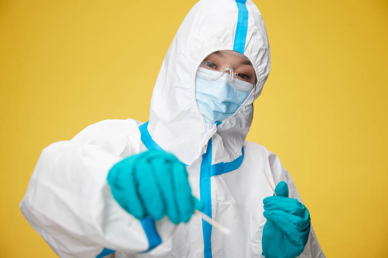 穿白色防护服佩戴护目镜口罩的防疫人员图片