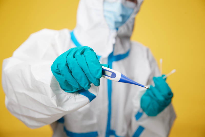 穿白色防护服佩戴护目镜口罩的防疫人员图片