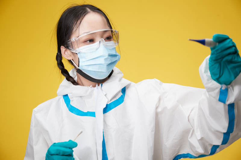 穿白色防护服佩戴护目镜口罩的防疫人员图片