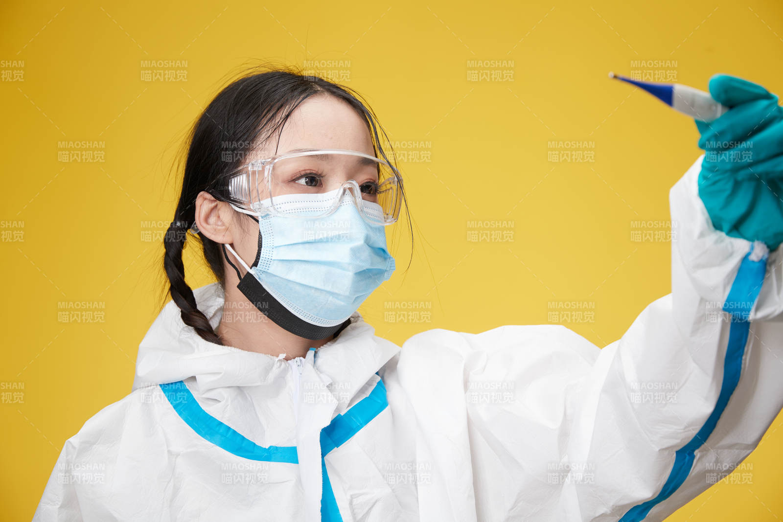 穿白色防护服佩戴护目镜口罩的防疫人员图片